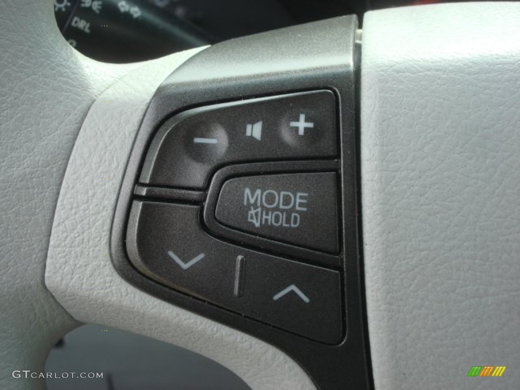 2011 Sienna LE - Super White / Light Gray photo #29