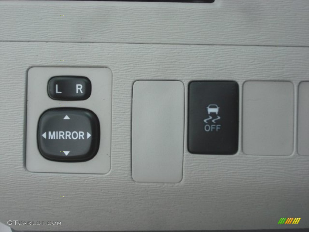 2011 Sienna LE - Super White / Light Gray photo #31