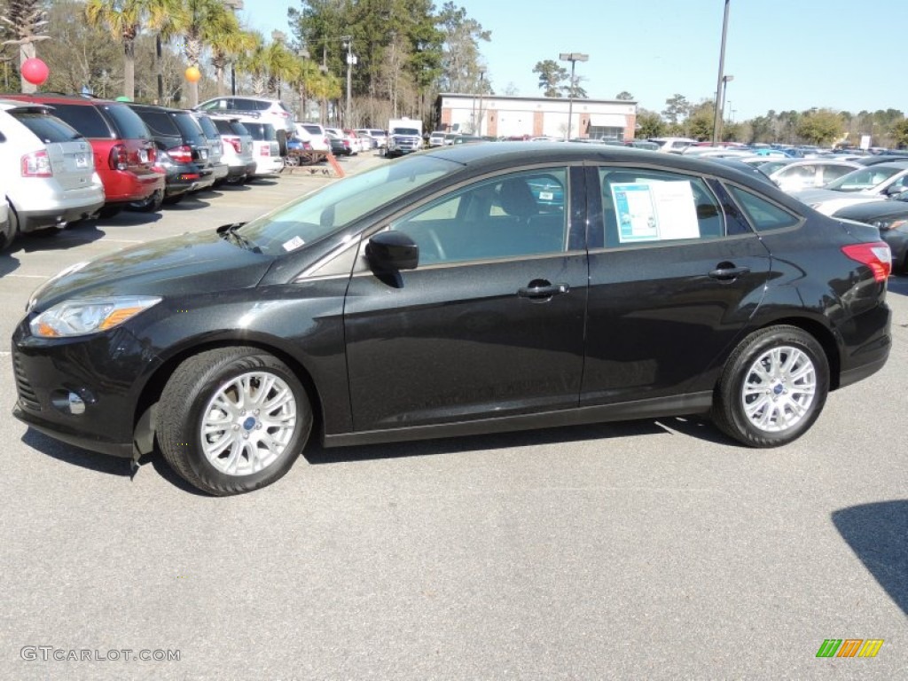 2012 Focus SE Sedan - Black / Charcoal Black photo #2