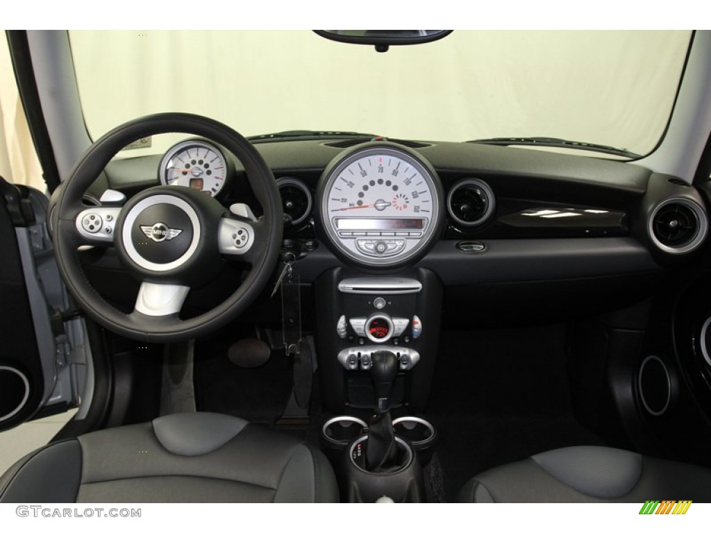 2007 Mini Cooper Hardtop Carbon Black/Carbon Black Dashboard Photo #78334968