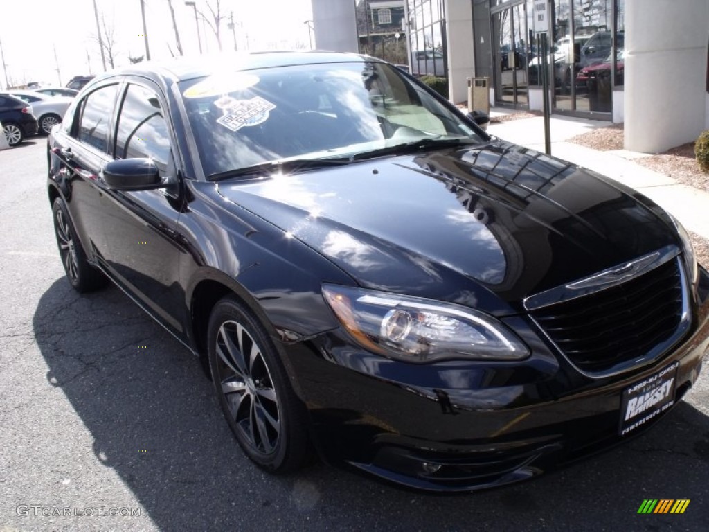 Black Chrysler 200