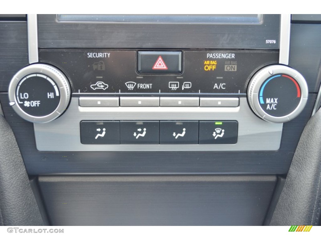 2013 Toyota Camry SE Controls Photo #78351384