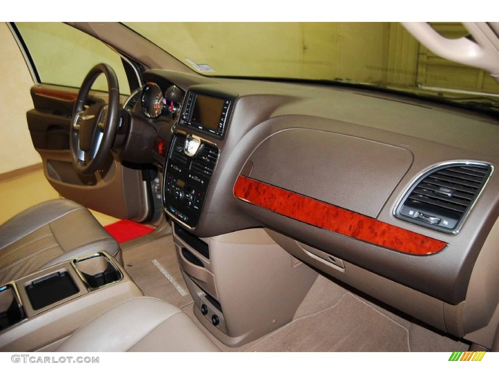 2012 Chrysler Town & Country Touring Dashboard Photos