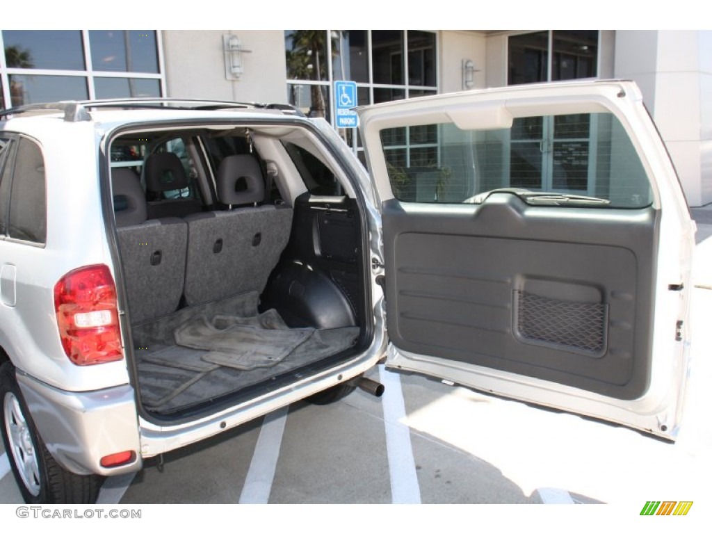 2004 Toyota RAV4 Standard RAV4 Model Trunk Photo #78360173