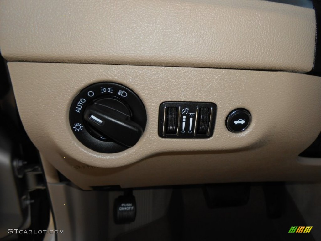 2012 Chrysler 300 Standard 300 Model Controls Photo #78360209
