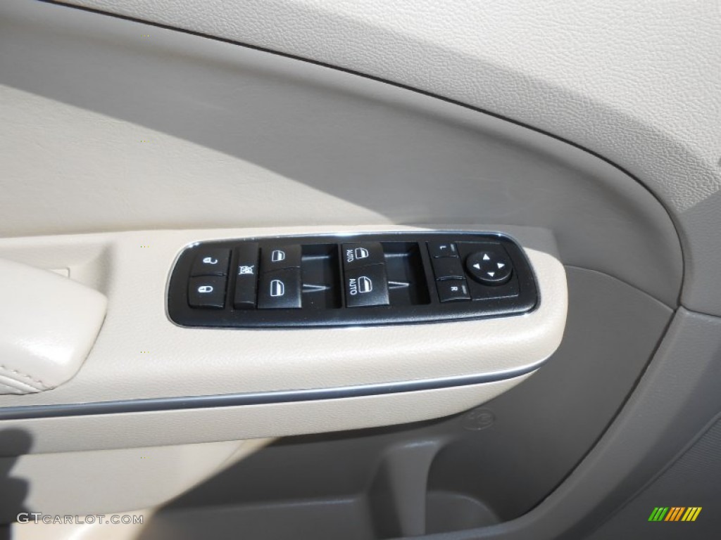 2012 Chrysler 300 Standard 300 Model Controls Photo #78360228