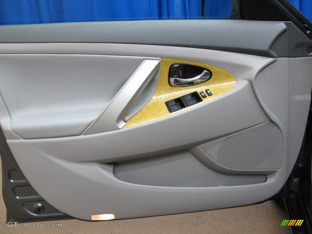 2007 Toyota Camry XLE V6 Ash Door Panel Photo #78371040