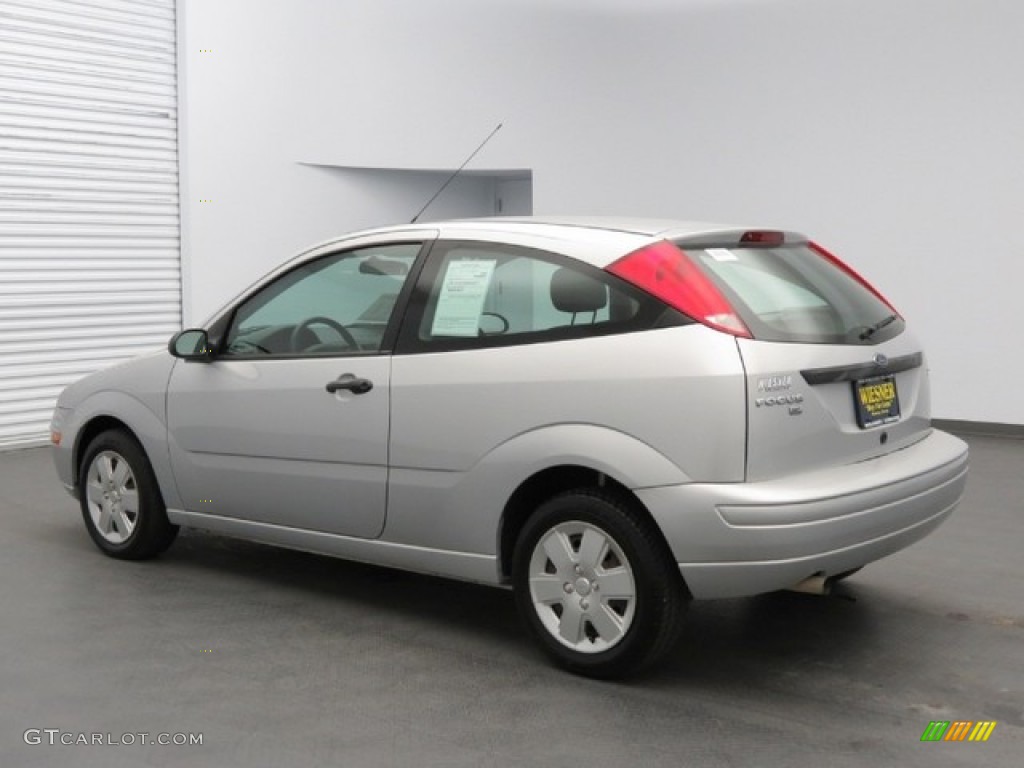 2006 Focus ZX3 SE Hatchback - CD Silver Metallic / Charcoal/Charcoal photo #4