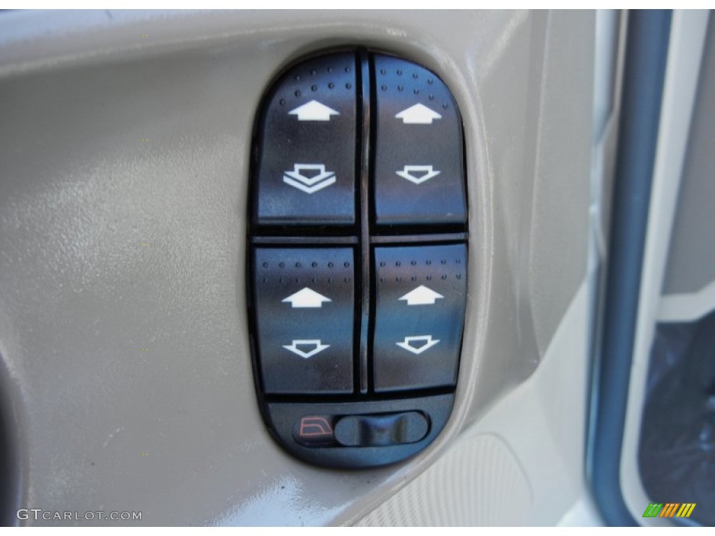 2006 Ford Focus ZX4 SE Sedan Controls Photo #78386487
