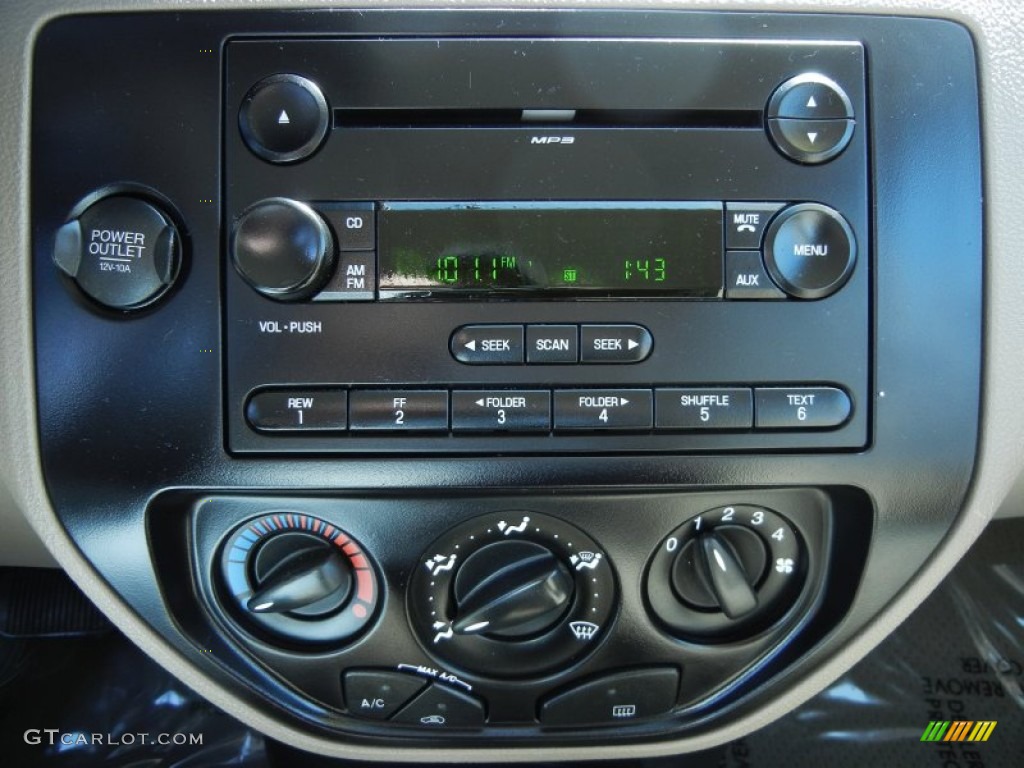 2006 Ford Focus ZX4 SE Sedan Controls Photos