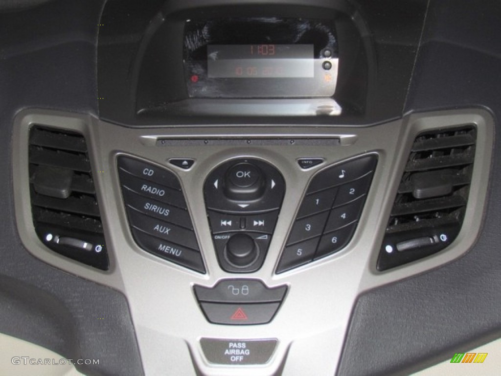 2011 Ford Fiesta SE Hatchback Controls Photo #78392465