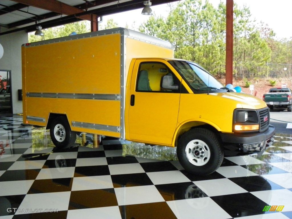 2006 Savana Cutaway 3500 Commercial Moving Truck - Yellow / Pewter photo #1