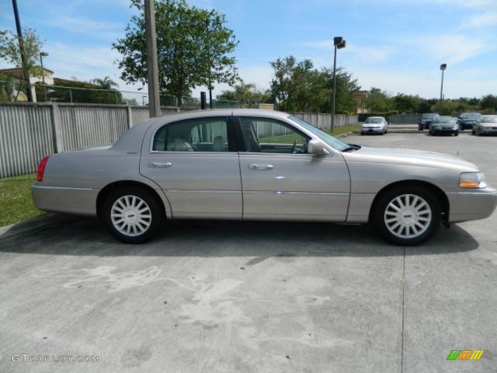 Light Parchment Gold 2003 Lincoln Town Car Signature Exterior Photo #78419557