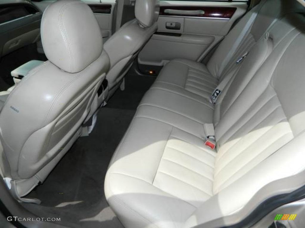 2003 Lincoln Town Car Signature Rear Seat Photo #78419779