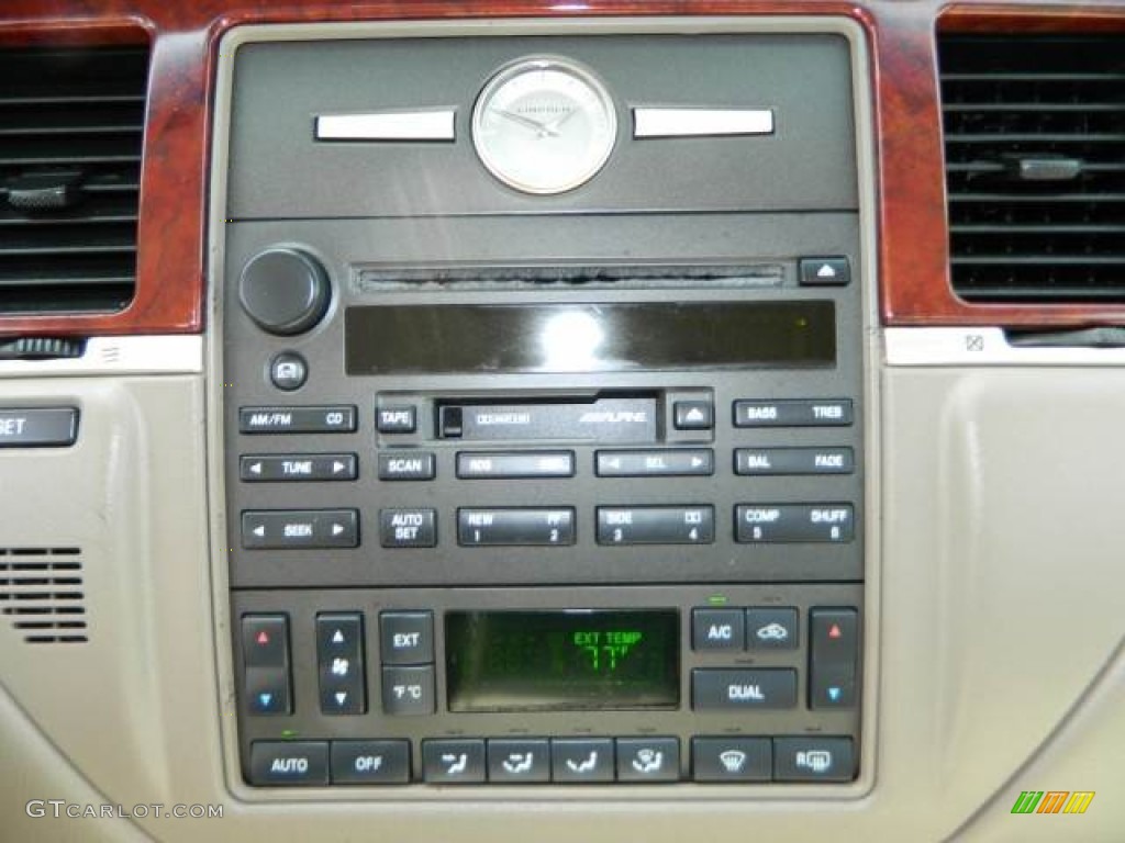2003 Lincoln Town Car Signature Controls Photo #78419866