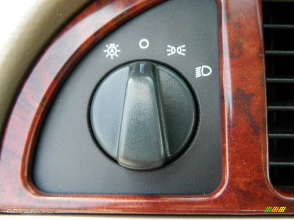 2003 Lincoln Town Car Signature Controls Photo #78419942