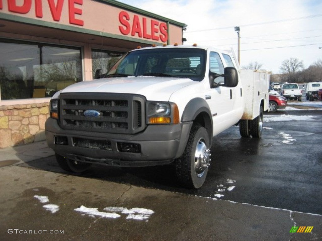 2005 F550 Super Duty XL Crew Cab Chassis Utility - Oxford White / Medium Flint photo #1