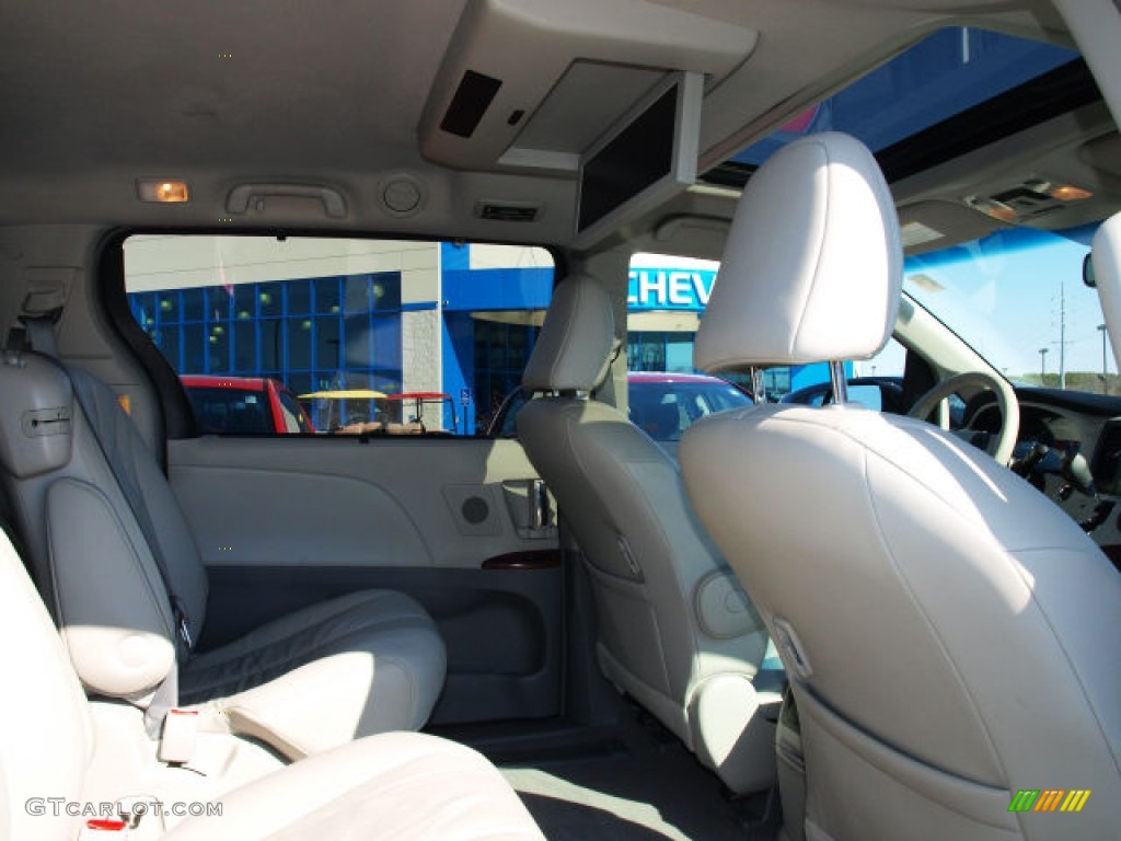 2011 Sienna XLE - Black / Light Gray photo #8