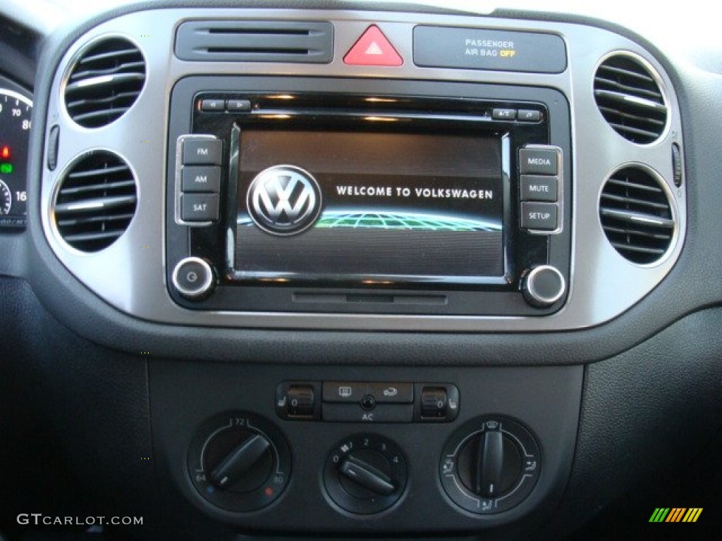 2010 Volkswagen Tiguan SE 4Motion Controls Photos