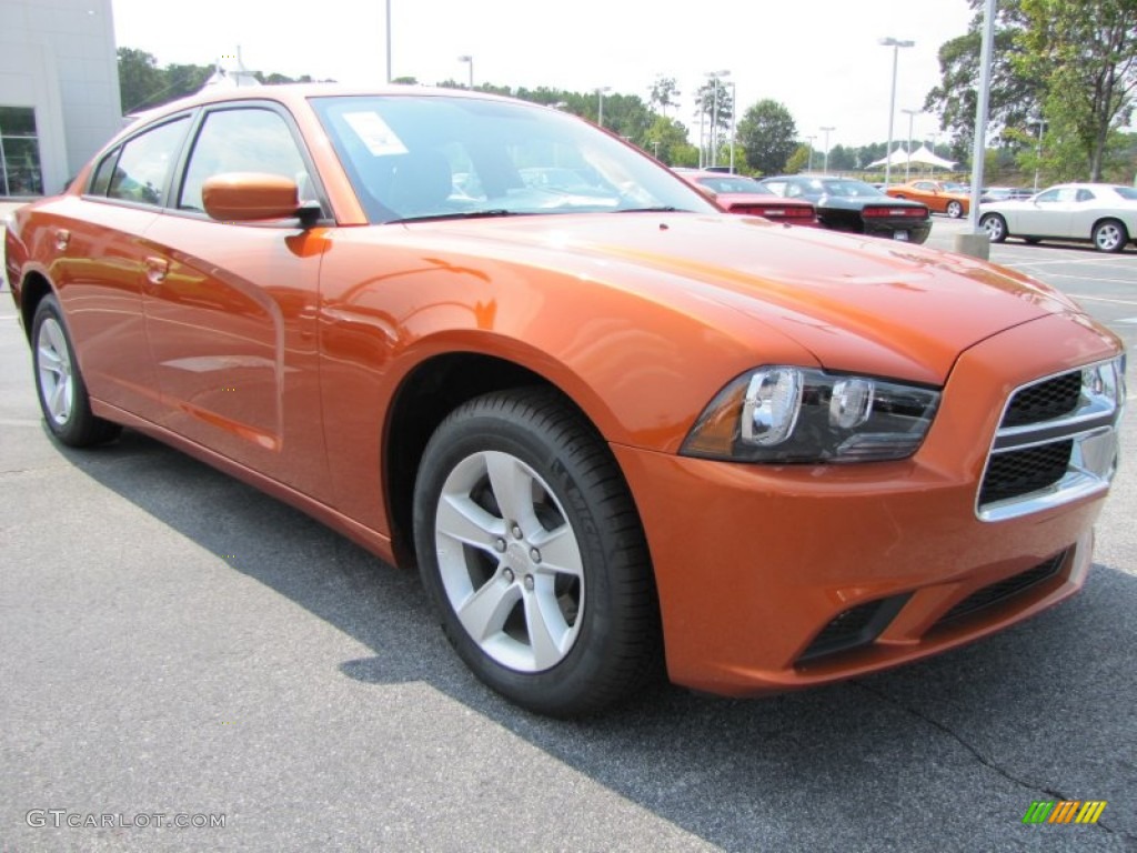 2011 Charger SE - Toxic Orange Pearl / Black/Light Frost Beige photo #4