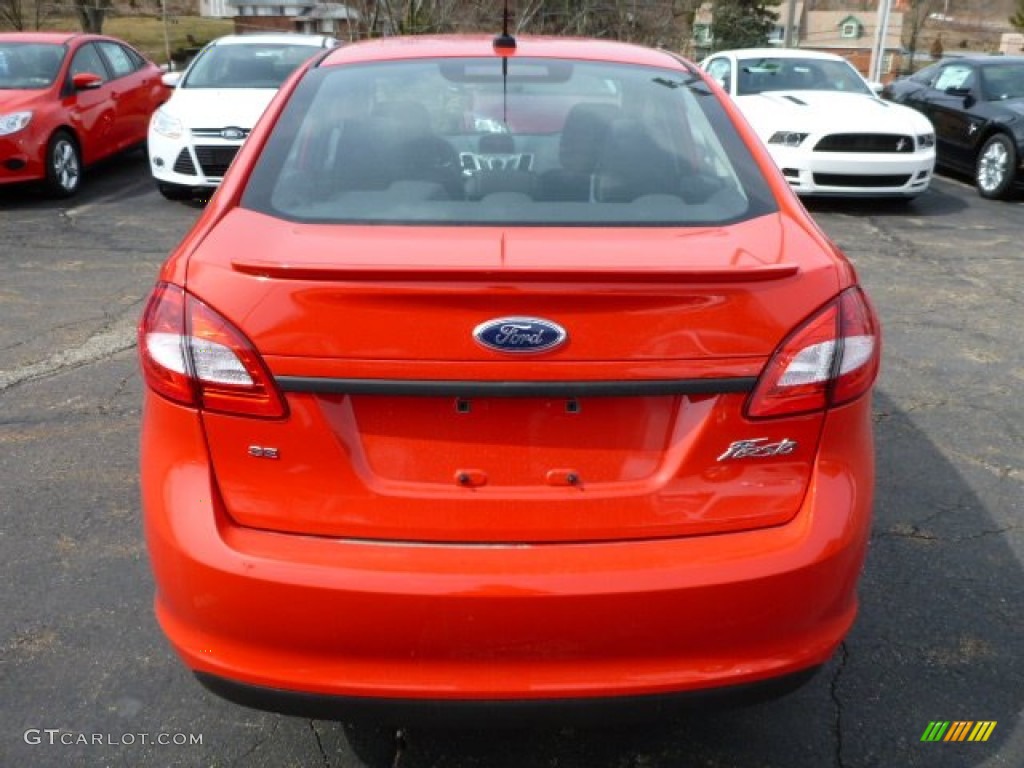 2013 Fiesta SE Sedan - Race Red / Charcoal Black photo #3