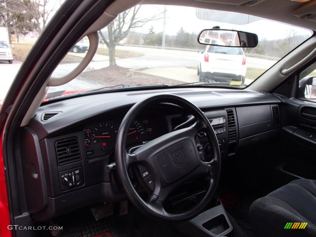 2004 Dakota SXT Quad Cab 4x4 - Flame Red / Dark Slate Gray photo #10