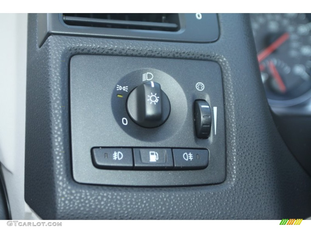 2010 Volvo C70 T5 Controls Photo #78506126
