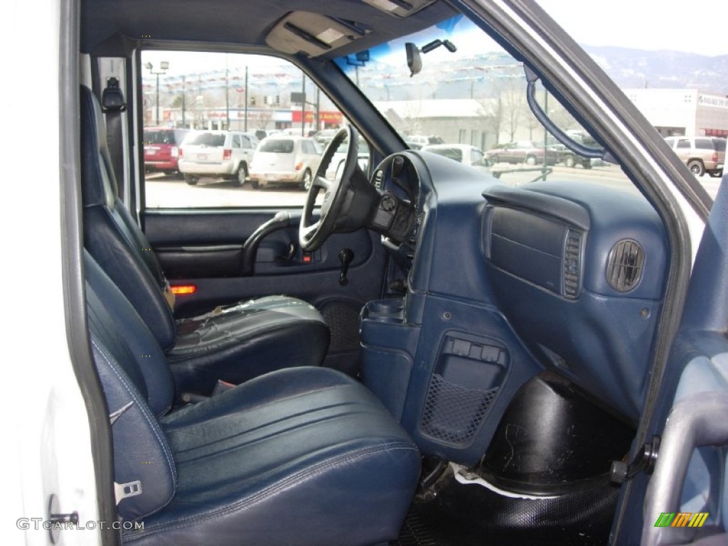 1998 Astro LS Passenger Van - White / Navy photo #7