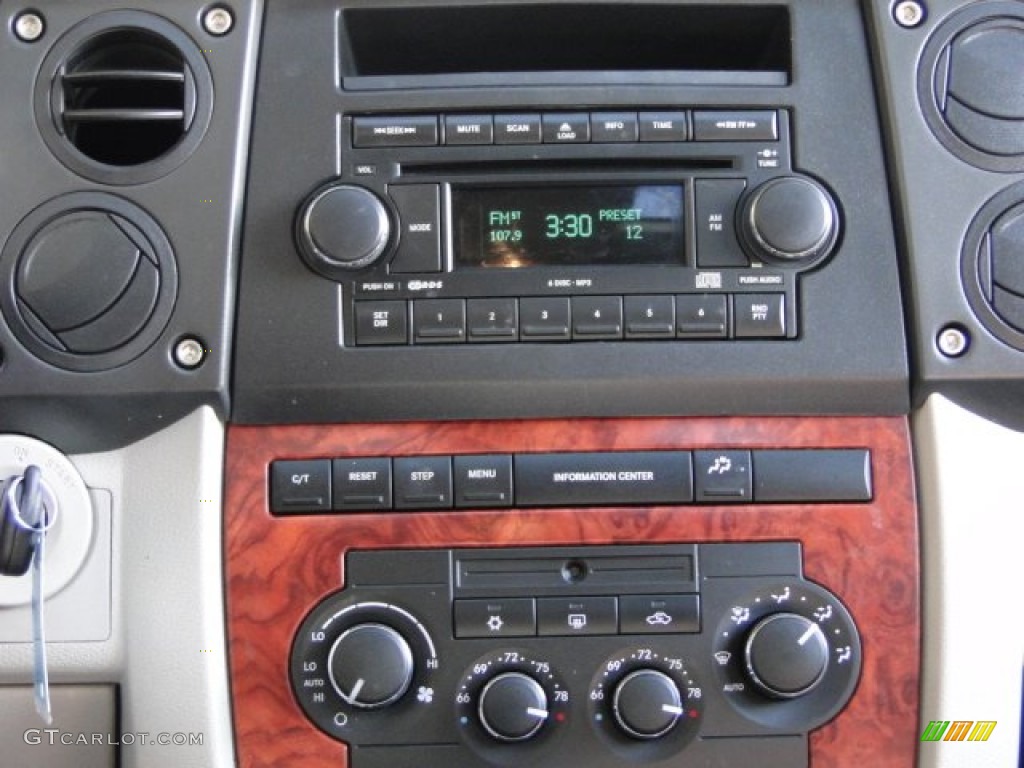 2006 Jeep Commander Limited Controls Photo #78516344