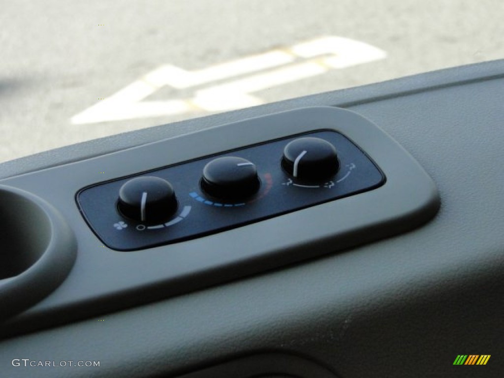 2006 Jeep Commander Limited Controls Photo #78516461