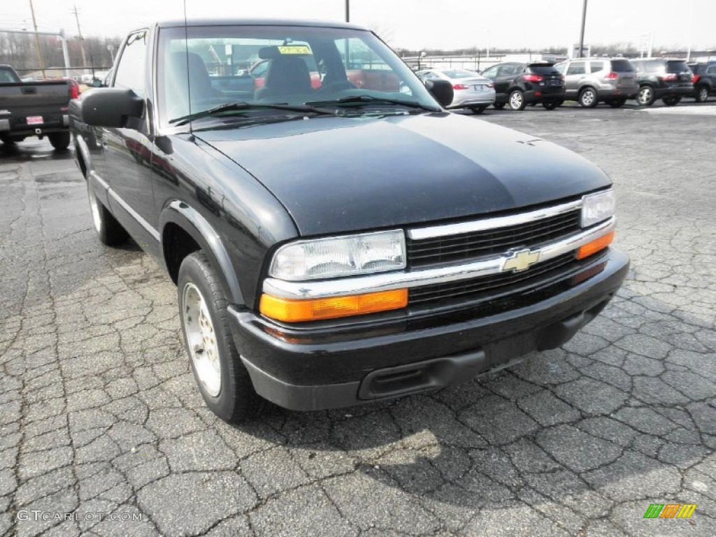 2003 S10 LS Regular Cab - Black Onyx / Graphite photo #2