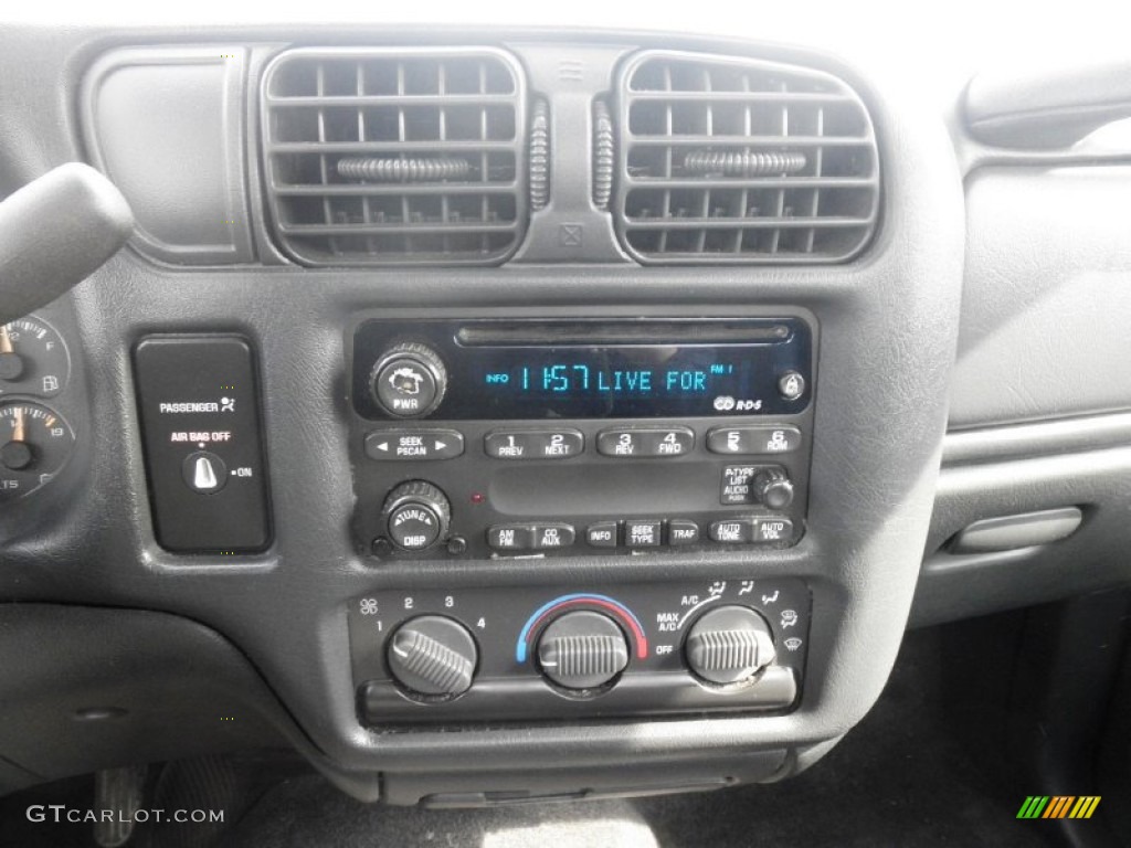 2003 S10 LS Regular Cab - Black Onyx / Graphite photo #7