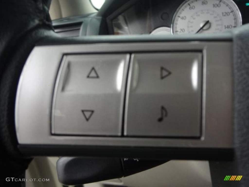 2005 Chrysler 300 C HEMI Controls Photo #78551627