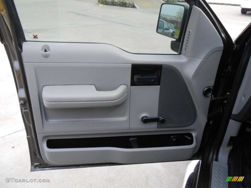 2005 Ford F150 XL SuperCab Medium Flint Grey Door Panel Photo #78561297