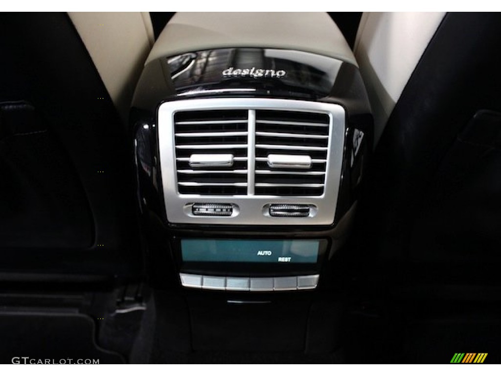 2010 Mercedes-Benz S 65 AMG Sedan Marks and Logos Photos