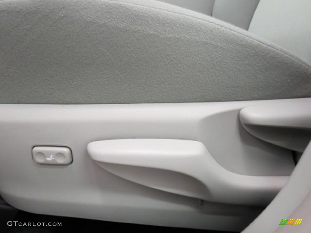 2013 Prius v Three Hybrid - Magnetic Gray Metallic / Misty Gray photo #9