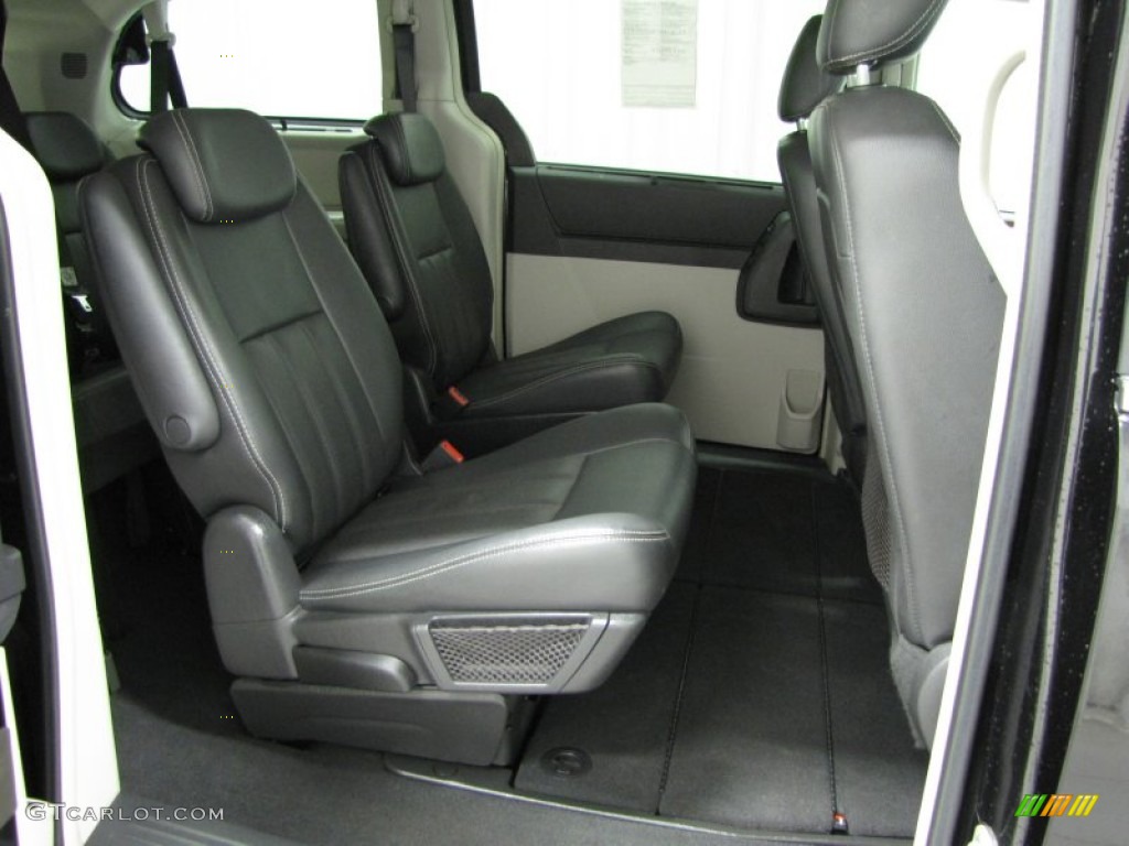 2009 Chrysler Town & Country Touring Rear Seat Photo #78570355