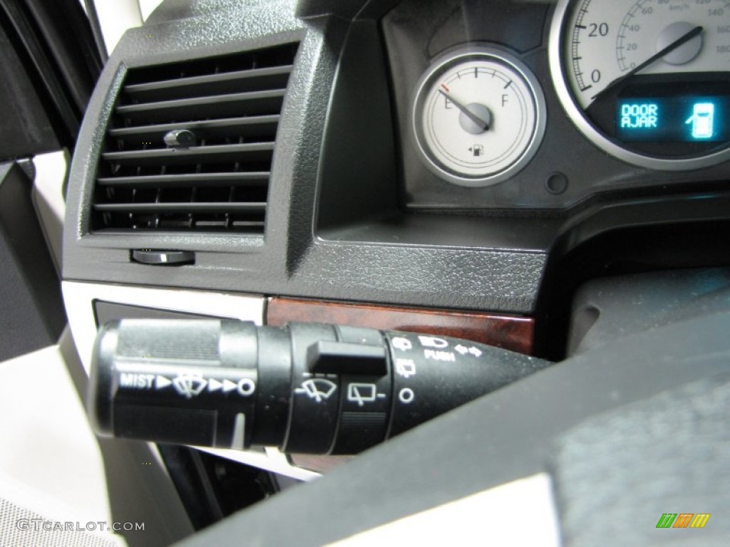 2009 Chrysler Town & Country Touring Controls Photos