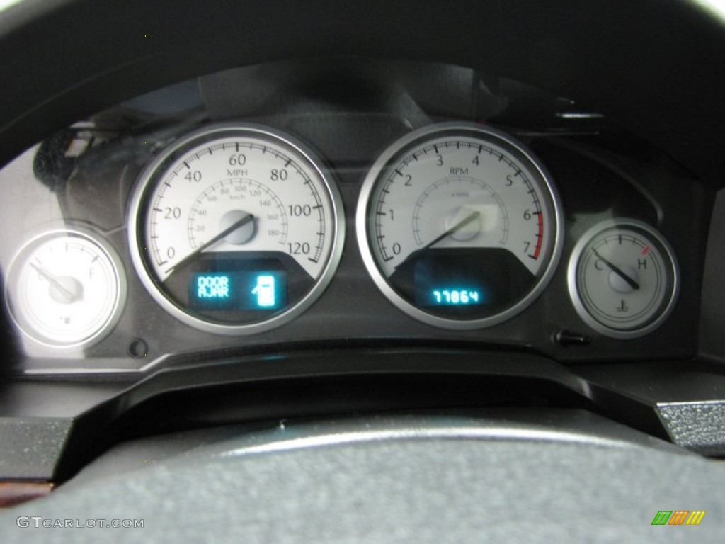 2009 Chrysler Town & Country Touring Gauges Photo #78570536