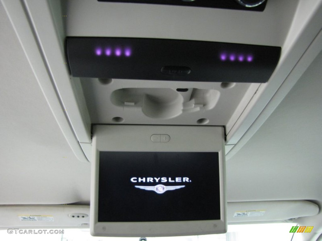 2009 Chrysler Town & Country Touring Entertainment System Photos