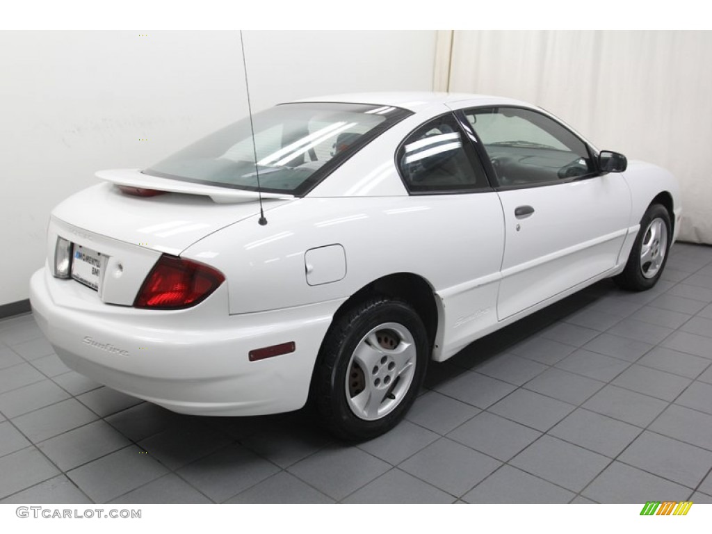 2004 Sunfire Coupe - Summit White / Graphite photo #11