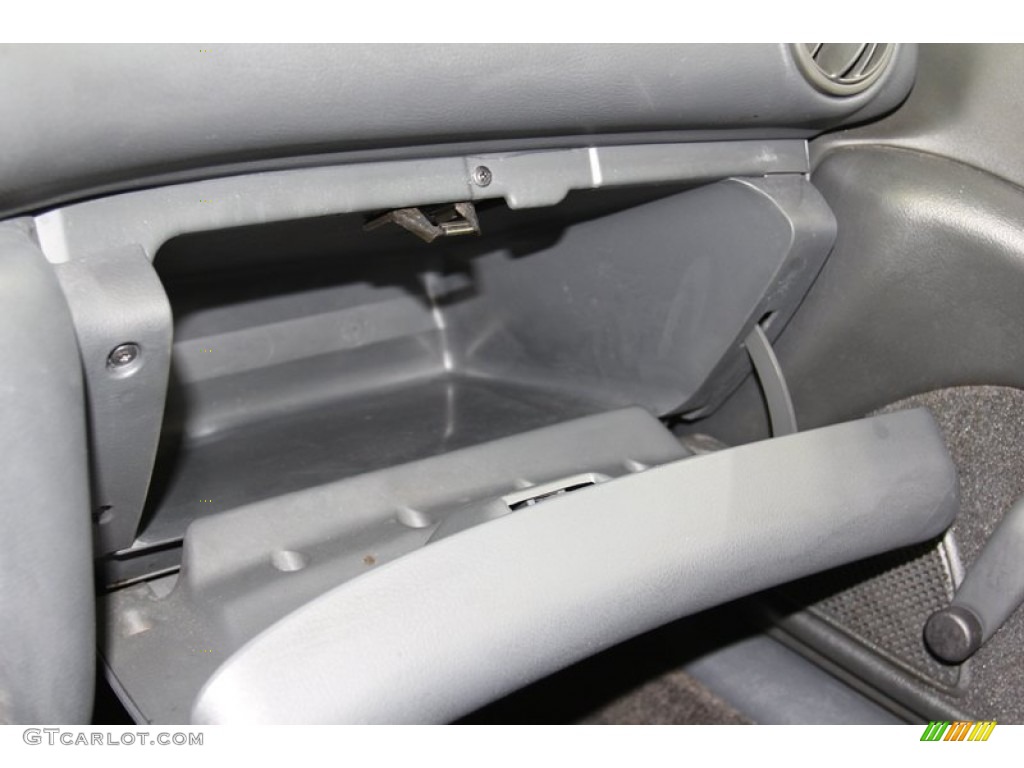 2004 Sunfire Coupe - Summit White / Graphite photo #15