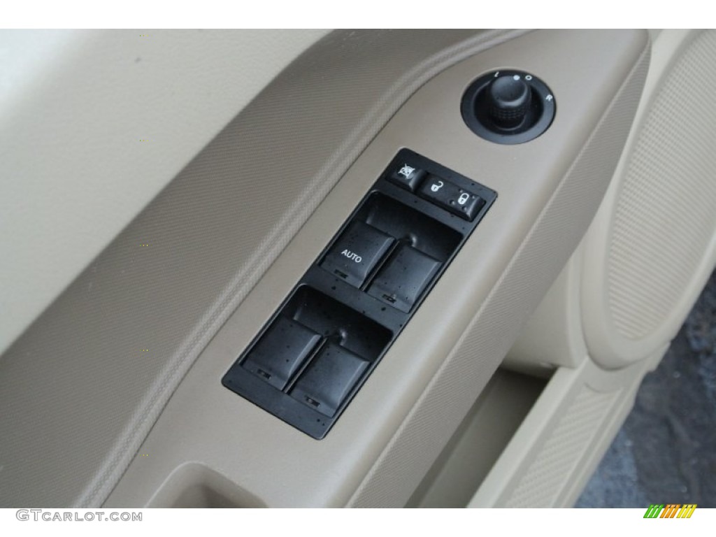 2007 Dodge Caliber SXT Controls Photo #78580031