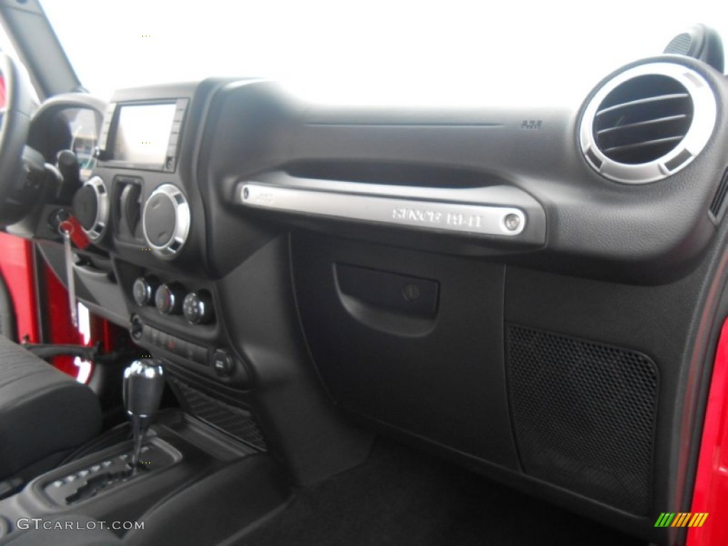 2011 Wrangler Sahara 4x4 - Flame Red / Black photo #23