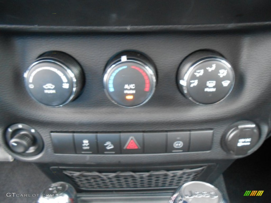 2011 Wrangler Sahara 4x4 - Flame Red / Black photo #33