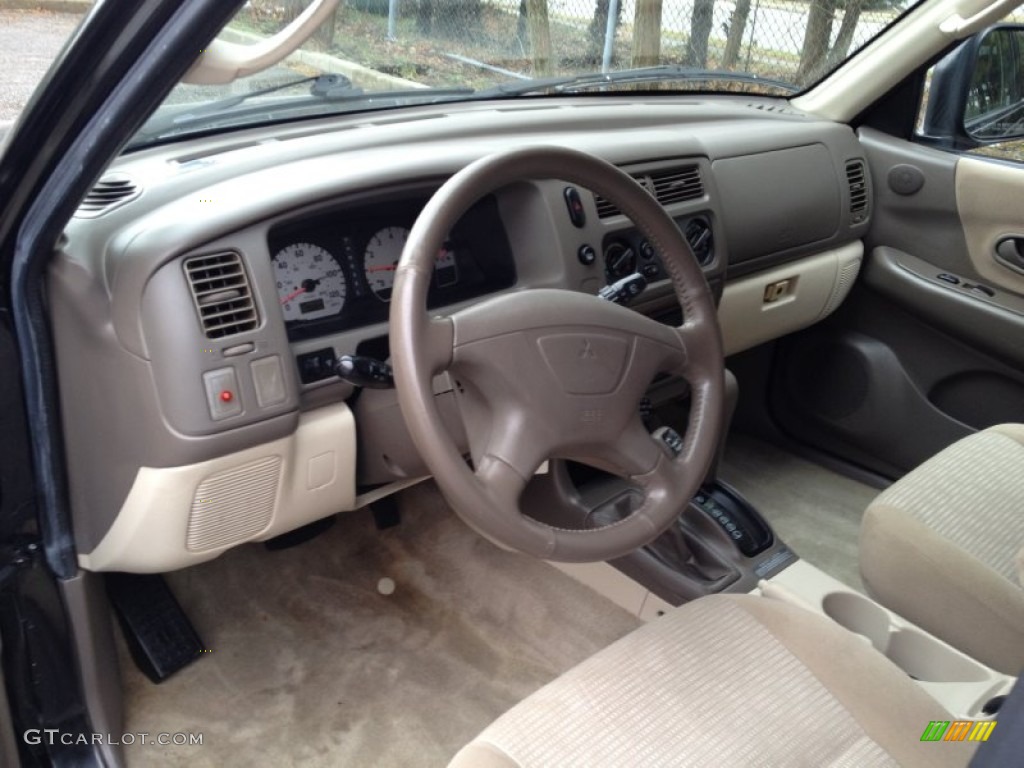 Tan Interior 2002 Mitsubishi Montero Sport XLS 4x4 Photo #78588252