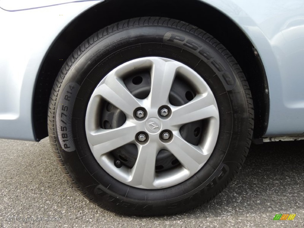 2011 Hyundai Accent GLS 4 Door Wheel Photos