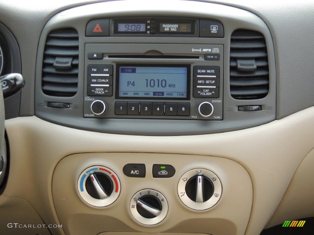 2011 Hyundai Accent GLS 4 Door Controls Photos