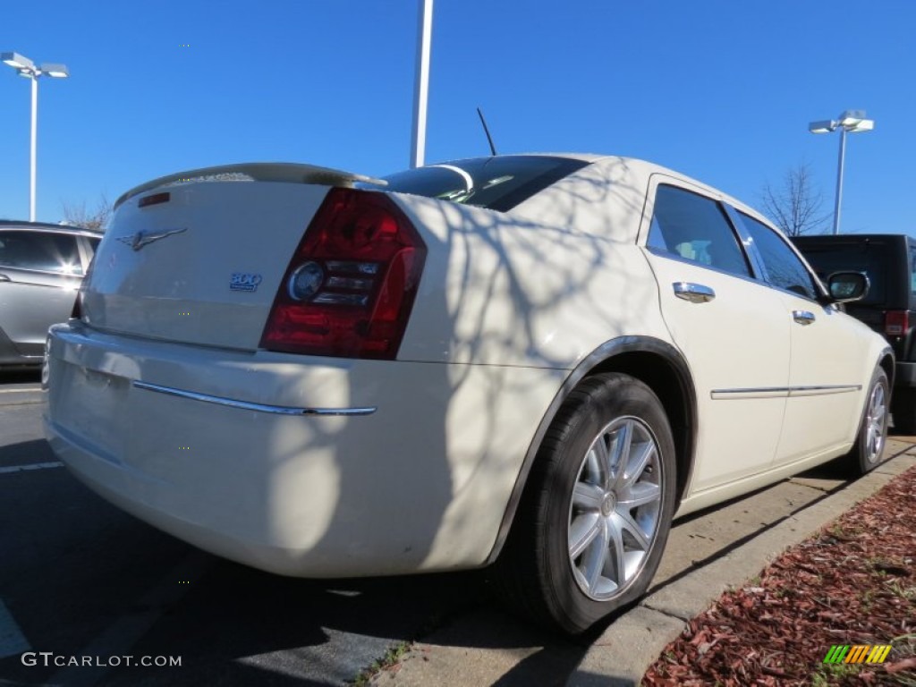 2008 300 Touring - Cool Vanilla White / Dark Khaki/Light Graystone photo #3