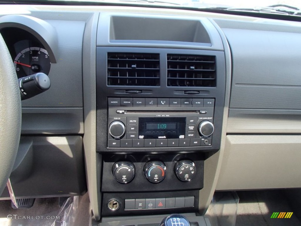 2007 Dodge Nitro SXT 4x4 Controls Photos